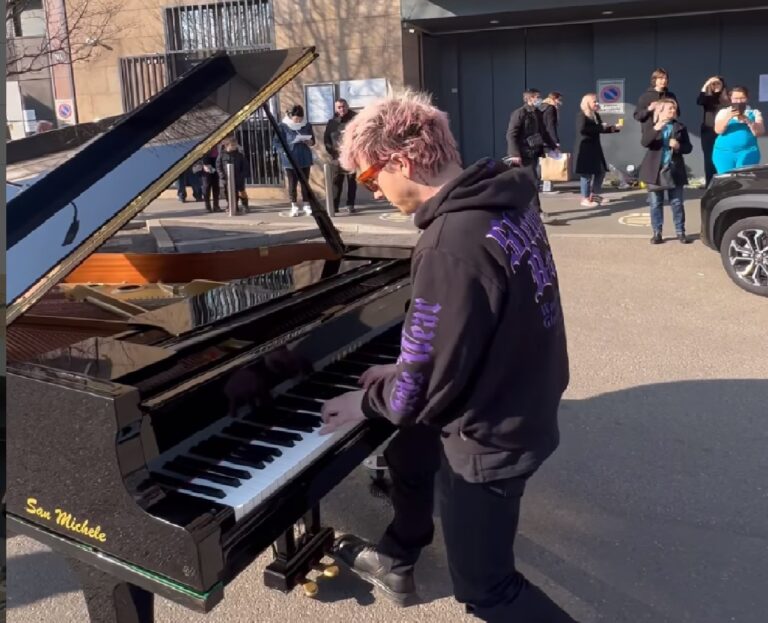 Davide Locatelli e il suo Imagine col pianoforte davanti al consolato dell’Ucraina