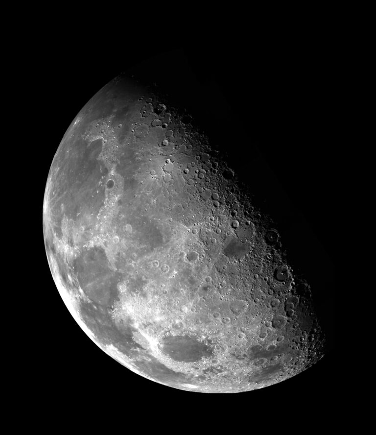 La luna ha un grosso problema con la spazzatura, nostra
