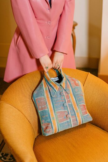 La rivoluzione slow fashion dei tessuti anni ’80. Intervista all’ideatrice delle Shirt Bags