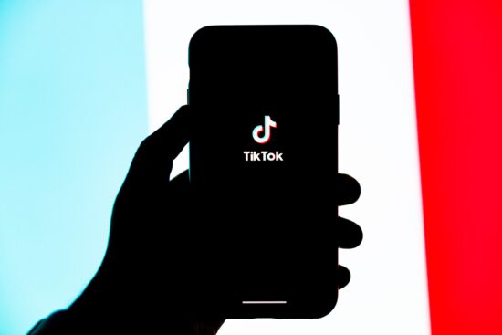 Bold Glamour: il filtro di TikTok che stravolge i connotati del viso