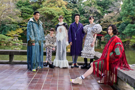 Dal neo romanticismo ai colori dell’avanguardia: la moda in Alcantara all’ambasciata di Tokyo