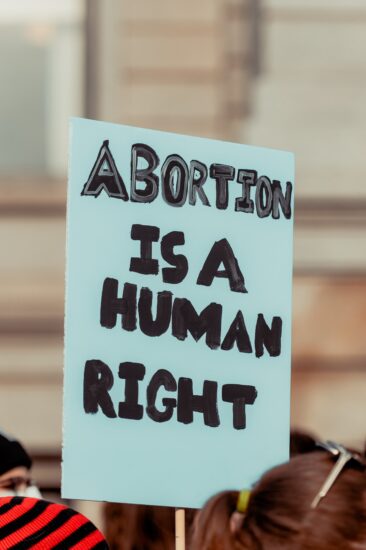 La legge 194 compie 45 anni, ma continua a traballare