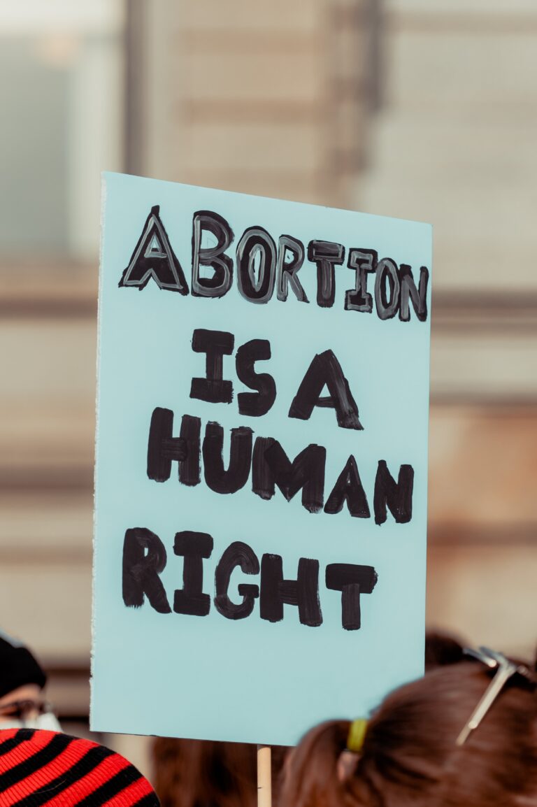 La legge 194 compie 45 anni, ma continua a traballare