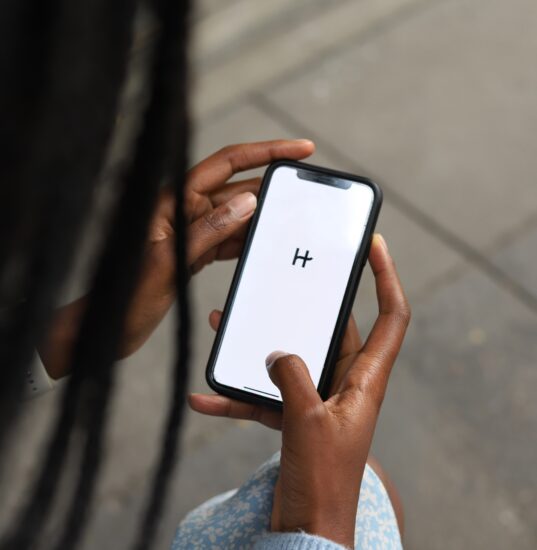 Hinge, un appuntamento ogni 3 secondi: l’app di dating per un match “scientifico”