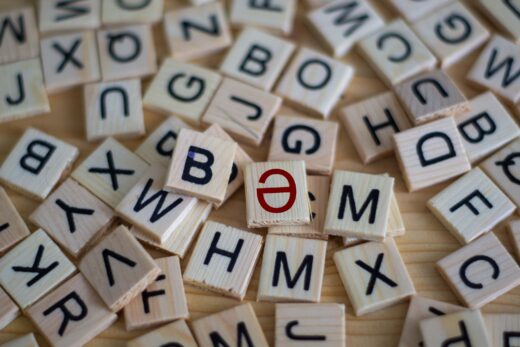 Davvero la schwa alla maturità fa così scandalo? Polemiche e riflessioni