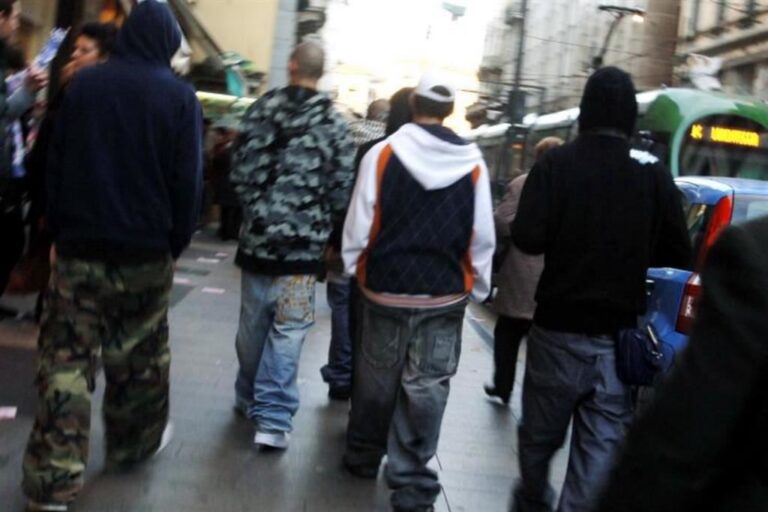 Milano alla vigilia delle ferie: su le babygang e la trap. Giù la moda