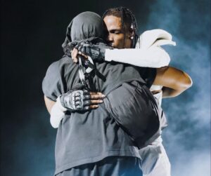Travis Scott incendia il Circo Massimo e compie il miracolo: Kanye West a sorpresa sul palco