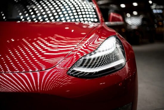 Tesla in rosso, ma per l’auto più amata dai millennial non è questione di vernice