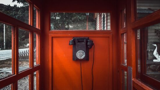 Perché la Generazione Z e i millennial odiano rispondere al telefono