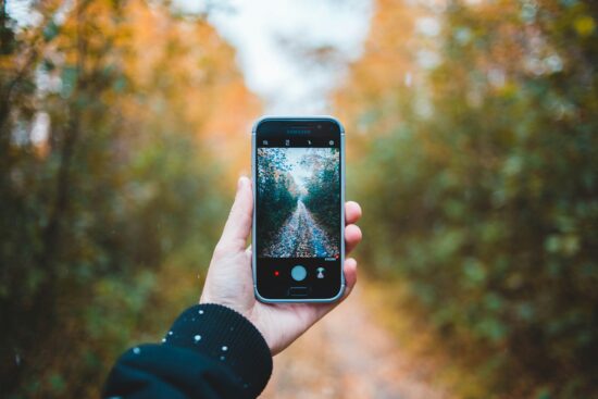 Vite online, stress reali: il peso della società iperconnessa